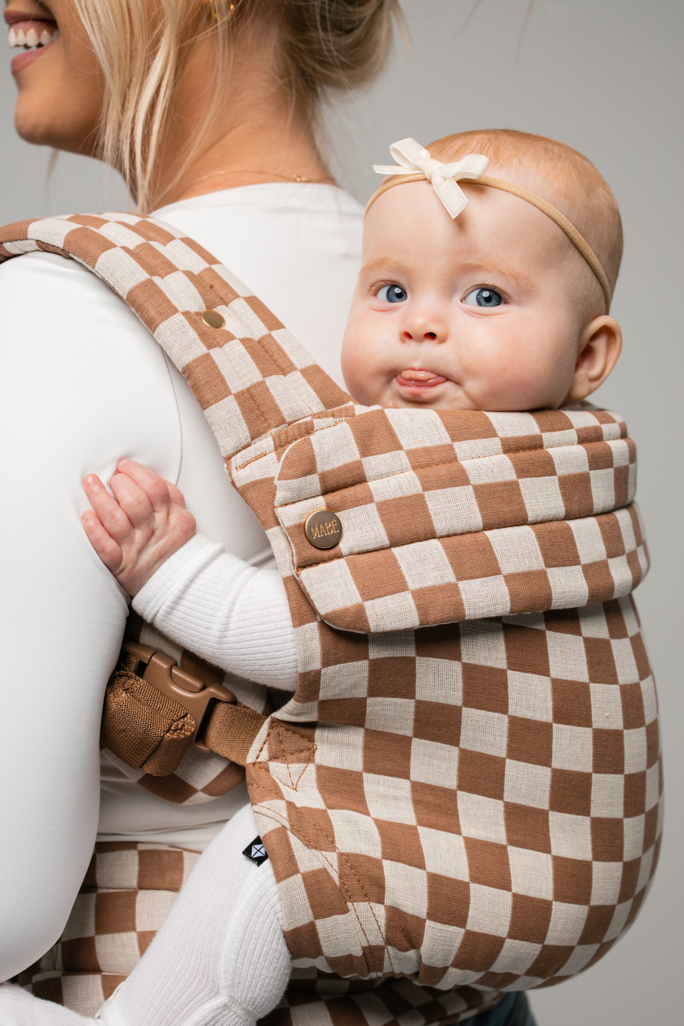 the monarch baby carrier - mocha check