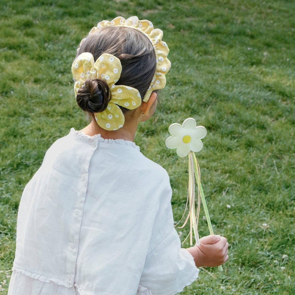 Darling Daisy Daisy Scrunchie