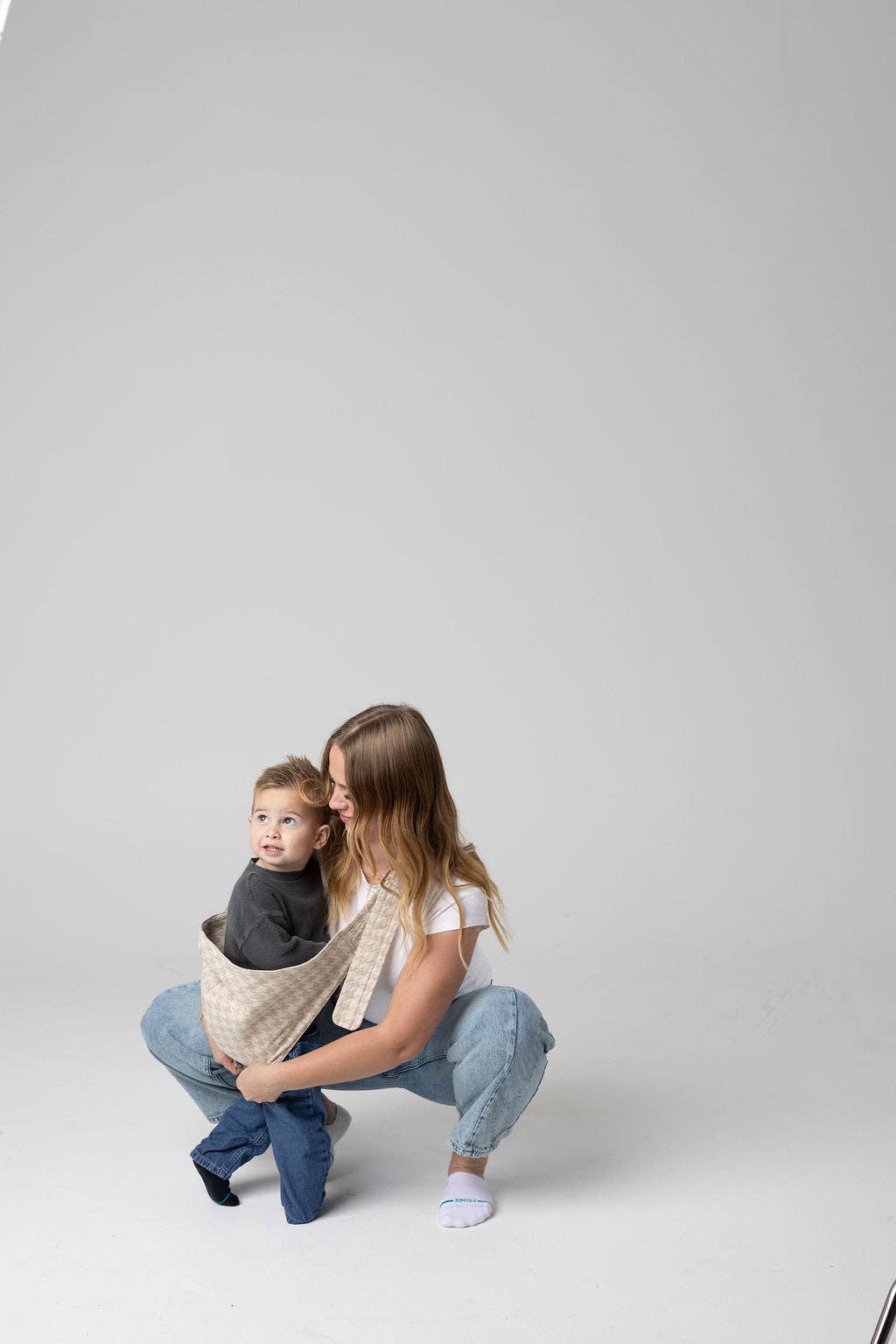 the monarch toddler sling - houndstooth
